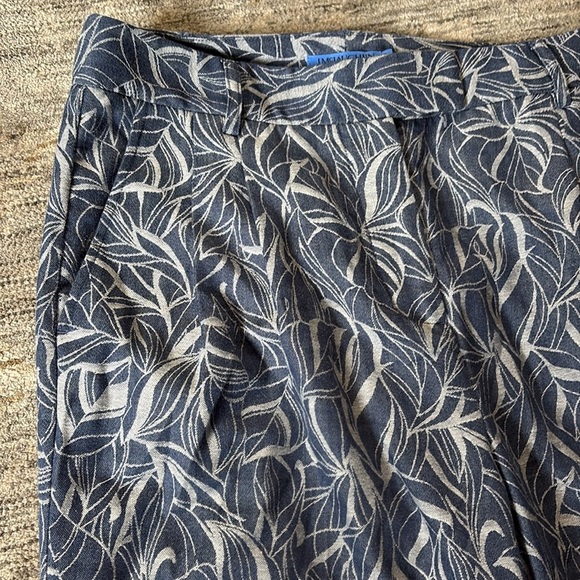 J. McLaughlin Blue and White Leaf Print wide leg pants - size 8 - 100% cotton - Picture 2 of 6